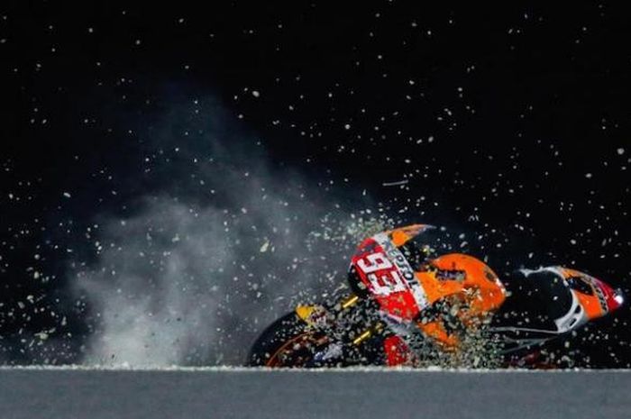 Motor RCV213V milik pebalap Repsol Honda asal Spanyol, Marc Marquez, tergulung di lintasan Sirkuit Losail, Qatar, pada hari kedua tes pramusim MotoGP 2016, Kamis (3/3/2016).