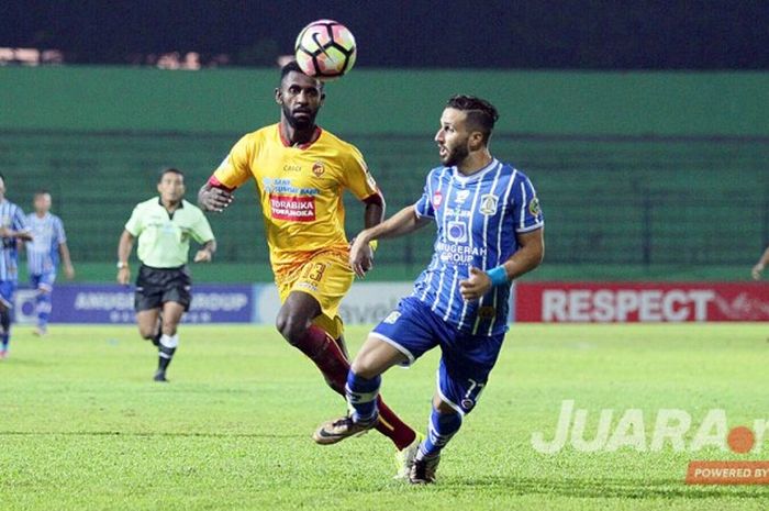 Bek Sriwijaya FC, Yanto Basna (kiri), berebut bola dengan pemain sayap Persiba Balikpapan, Anmar Almubaraki, dalam laga lanjutan Liga 1 di di Stadion Gajayana, Kota Malang, Selasa (9/5/2017).