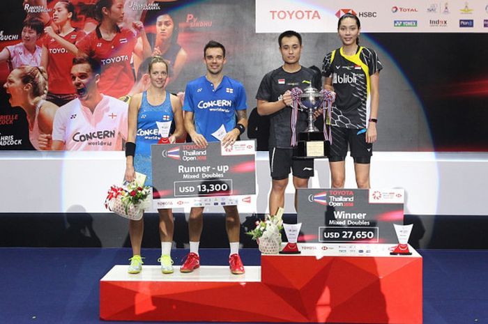 Hafiz Faizal/Gloria Emanuelle Widjaja (kanan) dan Chris Adcock/Gabrielle Adcock (Inggris) di podium Thailand Open 2018 pada Minggu (15/7/2018) di Nimibutr Stadium, Bangkok, Thailand.