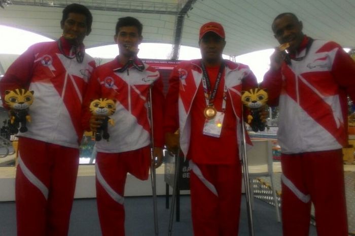 Kuartet perenang difabel Indonesia, Guntur, Jendi Pangabean, Musa Mandan, dan Suriansyah, meraih medali emas pada nomor estafet 4x100 meter gaya ganti putra pada ASEAN Para Games 2017, di National Aquatic Centre, Bukit Jalil Sports City, Rabu (20/9/2017).