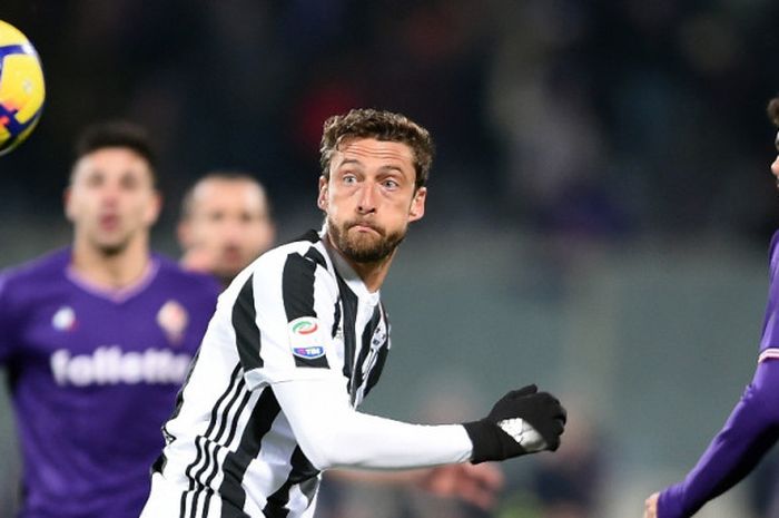 Gelandang Juventus, Claudio Marchisio (kiri), dan pemain Fiorentina, Gil Dias (kanan), memandang bola dalam laga Liga Italia di Stadion Artemio Franchi, Florence, pada 9 Februari 2018.