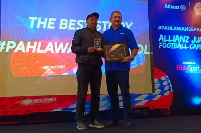 Pelatih sepak bola usia muda, Trimur Vedhayanto (kiri), berfoto bersama CEO Allianz, Pieter Daniel van Zyl, saat menerima penghargaan kisah terbaik program Pahlawan Sepak Bola di Hotel Bellezza, Jakarta Selatan, Minggu (1/7/2018).