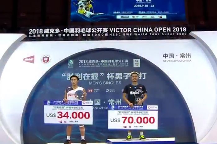 Anthony Sinisuka Ginting (kanan) berdiri di podium pertama China Open 2018 pada Minggu (23/9/2018) di Changzhou, China.