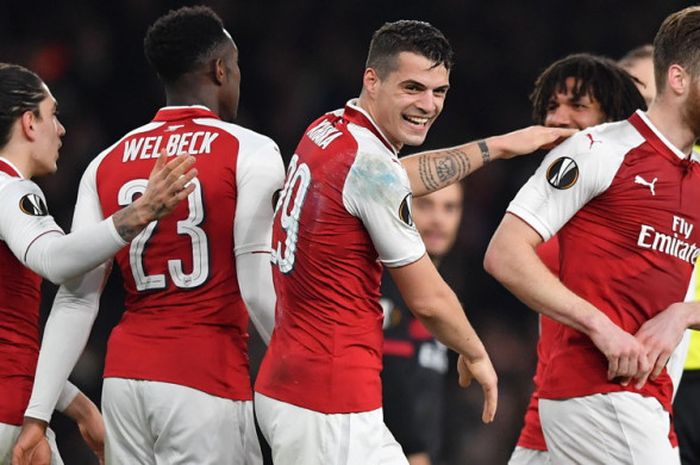 Selebrasi gelandang Arsenal, Granit Xhaka (tengah), saat merayakan gol yang ia cetak ke gawang AC Milan dalam laga leg 2 babak 16 besar Liga Europa 2017-2018 di Stadion Emirates, London, Inggris, pada Kamis (15/3/2018).