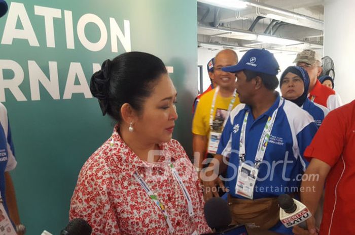 Ketua Umum PP Perpani, Titiek Soeharto datang melihat pertandingan perempat final dan semifinal panaham di nomor recurve women and man team di Test Event Asian Games 2018, Selasa, (13/2/2018).