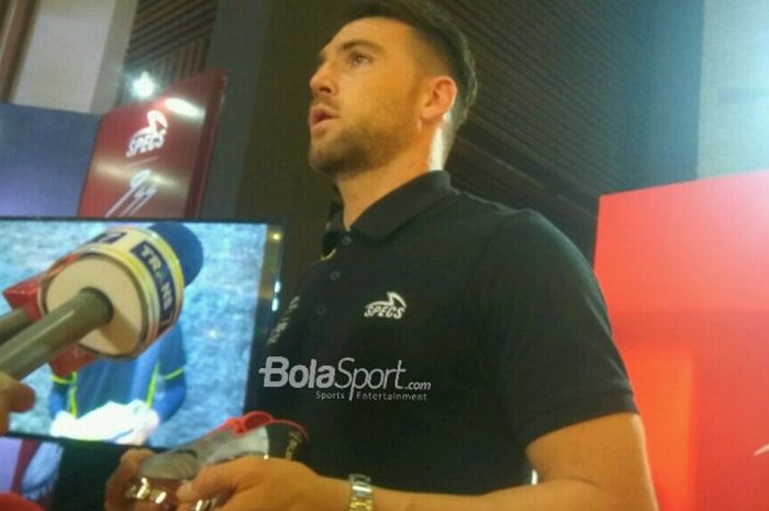 Penyerang Persija Jakarta, Marko Simic memamerkan sepatu khusus buatan Specs, '9SS Simic Edition', di The Terrace Restaurant, Senayan, Jakarta Selatan, Senin (4/6/2018).