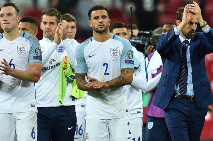 Pelatih tim nasional Inggris, Gareth Southgate (kanan), bersama para pemainnya memberikan aplaus kepada suporter yang memberi dukungan dalam laga matchday 8 babak Kualifikasi Piala Dunia 2018 Grup F kontra Slovakia di Stadion Wembley, London, Inggris, pada Senin (4/9/2017).