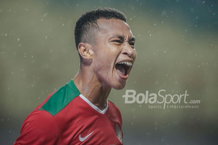 Selebrasi gelandang tim nasional U-23, Osvaldo Haay, seusai membobol timnas U-23 Suriah dalam laga persahabatan di Stadion Wibawa Mukti, Cikarang, Kamis (16/11/2017). 