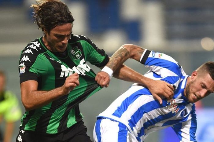 Penyerang Sassuolo, Alessandro Matri (kiri), berduel dengan Cristiano Biraghi dari Pescara dalam laga Serie A di Reggio Emilia, 28 Agustus 2016.