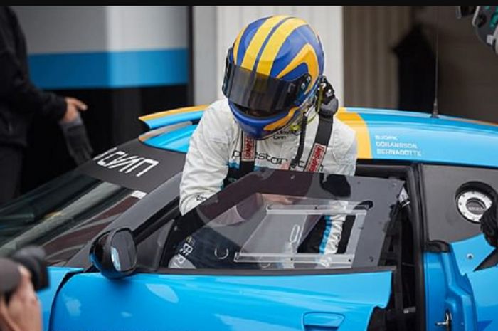 Pangeran Carl Philip dari Swedia saat berkompetisi dalam kejuaran mobil balap di Swedia