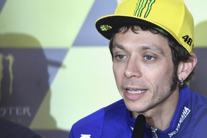 Pebalap Movistar Yamaha asal Italia, Valentino Rossi, berbicara saat konferensi pers jelang GP Perancis di Le Mans, Kamis (4/5/2016).