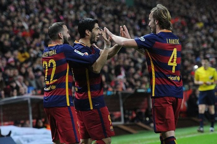 Para pemain Barcelona merayakan gol ketiga mereka ke gawang Sporting Gijon, 17 Februari 2016.