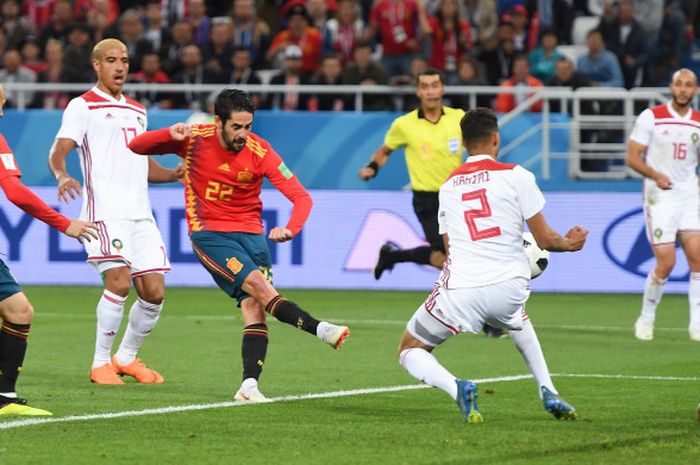 Gelandang Timnas Spanyol, Isco, mencetak gol ke gawang Maroko dalam  laga Grup B Piala Dunia 2018 di Kaliningrad Stadium, 25 Juni 2018.
