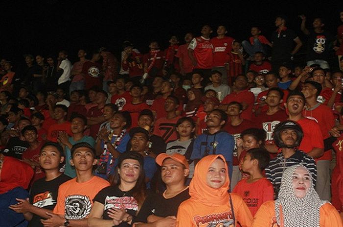  Suporter Borneo FC, Pusamania (berbaju oranye) di tengah suporter PSM Makassar saat kedua tim bertarung di Stadion Andi Mattalata, Sabtu (19/5/2018). 