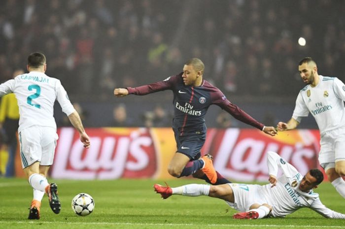 Penyerang Paris Saint-Germain, Kylian Mbappe (tengah), dijegal oleh gelandang Real Madrid, Lucas Vazquez, dalam laga leg kedua babak 16 besar Liga Champions di Stadion Parc des Princes, Paris, Prancis, pada 6 Maret 2018.