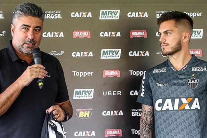 Penyerang Nathan Allan de Souz diperkenalkan kepada pers oleh Direktur Atletico Mineiro, Alexandre Gallo di  Belo Horizonte, Minas Gerais, Brasil, Rabu (25/7/2018). 