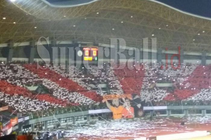 Koreografi 3D dari The Jakmania saat Persija Jakarta menjamu Persela Lamongan di Stadion Patriot, Minggu (27/8/2017)