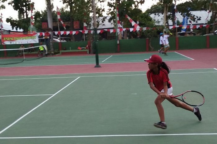 Seorang petenis cilik sedang berlatih Christopher Benjamin Rungkat (CBR) Foundation di Mataram, Lombok, NTB, Sabtu (12/8/2017).