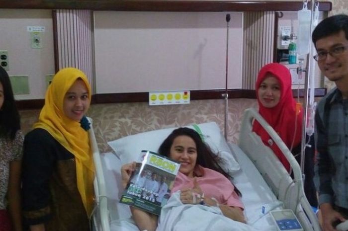 Pebulu tangkis tunggal putri Indonesia, Bellaetrix Manuputty (tengah), ketika dikunjungi dokter dari Rumah Sakit Olahraga Nasional (RSON) di RSPAD Gatot Subroto, Selasa (14/6/2016).