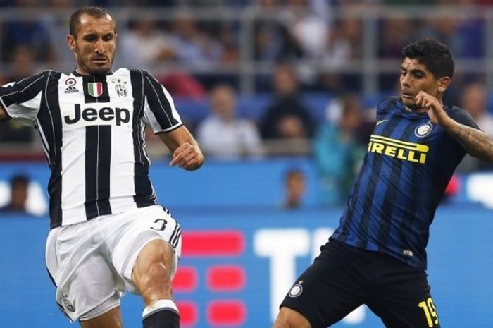 Bek Juventus, Giorgio Chiellini (kiri), berebut bola dengan gelandang Inter Milan, Ever Banega, dalam laga Serie A di Stadion Giuseppe Meazza, Milan, 18 September 2016.