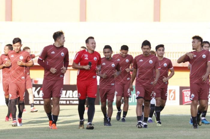  Skuat Persija Jakarta berlatih di Stadion Gelora Ratu Pamelingan, Pamekasan, Madura, Sabtu (13/10/2018).  