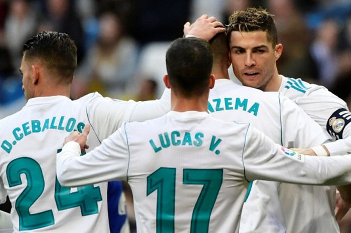  Penyerang Real Madrid, Karim Benzema (kedua dari kanan), merayakan golnya bersama Cristiano Ronaldo (kanan) dalam laga Liga Spanyol kontra Deportivo Alaves di Stadion Santiago Bernabeu, Madrid, pada 24 Februari 2018. 