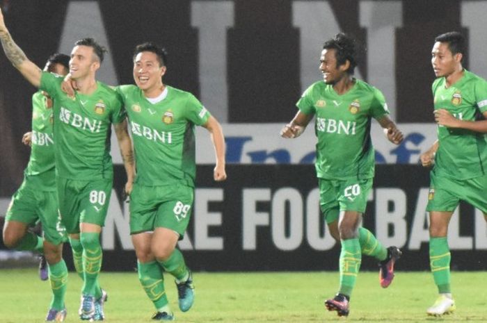 Marquee player Bhayangkara FC, Paulo Sergio (kiri), merayakan golnya ke gawang Bali United pada laga pekan kesepuluh Liga 1 di Stadion Kapten I Wayan Dipta, Gianyar, Bali, Jumat (9/6/2017).