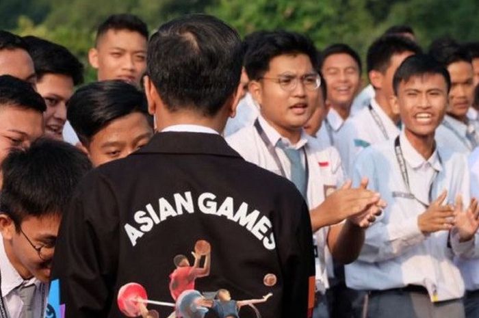 Jokowi memakai jaket custom dengan desain Asian Games 2018