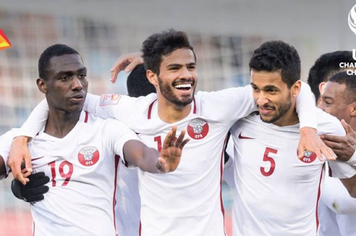 Suka cita trio timnas U-23 Qatar;  Almoez Ali (19), Hasim Ali, dan Tameem Al Muhaza seusai mengalahkan timnas U-23 China pada laga pamungkas fase penyisihan Grup A di Changzhou Olympic Sports Centre, Senin (15/1/2018).