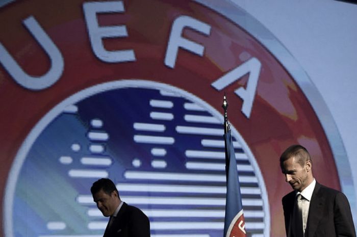 PResiden UEFA, Aleksander Ceferin (kanan), saat meninggalkan sesi jumpa pers dalam Kongres Luar Biasa UEFA ke-12 di Lagonisi, Yunani, pada 14 September 2016.
