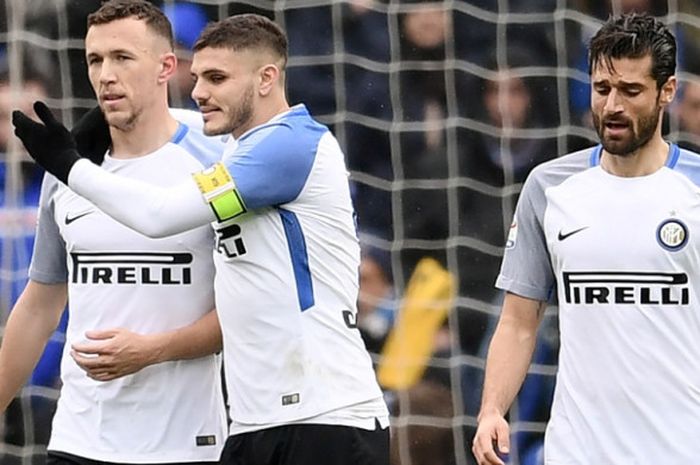 Mauro Icardi (tengah) merayakan golnya untuk Inter Milan ke gawang Sampdoria dalam parta Liga Italia di Stadion Luigi Ferraris, Genoa, 18 Maret 2018.