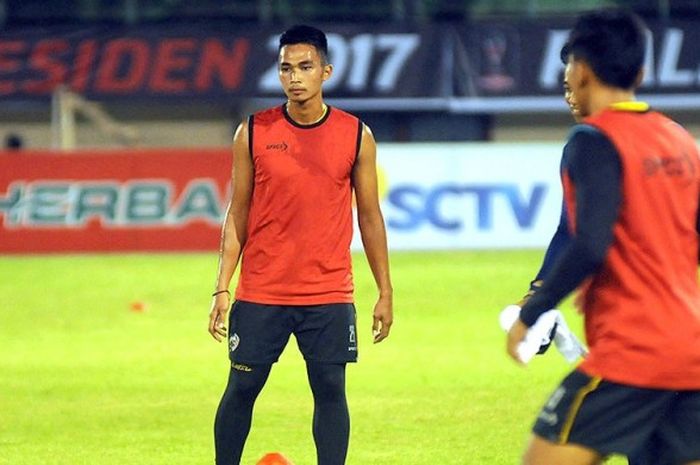 Bek Arema FC, Bagas Adi Nugroho, saat menjajal stadion Manahan Solo pada Jumat malam 24 Februari 2017.