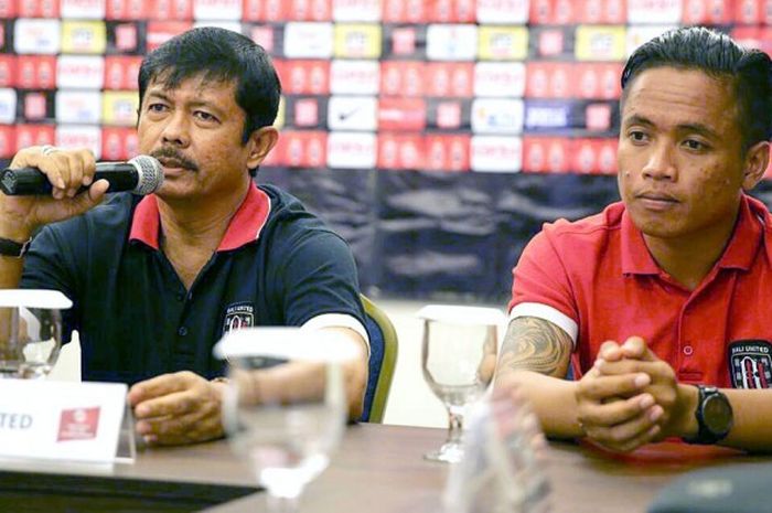 Pelatih Bali United, Indra Sjafri (kiri) bersama pemain andalannya, I Gede Sukadana saat jumpa wartawan di Hotel Natya Kuta, Kamis (25/8/2016). 