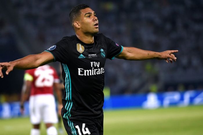 Gelandang Real Madrid, Casemiro, merayakan gol yang dia cetak ke gawang Manchester United dalam laga Piala Super Eropa di Stadion Philip II Arena, Skopje, pada 8 Agustus 2017.