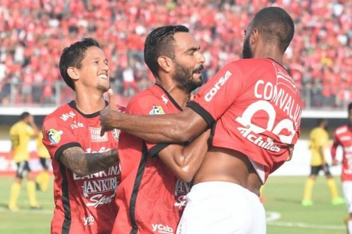 Duo penyerang, Irfan Bachdim (kiri) dan Sylvano Comvalius (kanan) memeluk Marcos Flores yang mencetak gol pertama Bali United saat menang 2-0 atas Semen Padang dalam laga pekan keempat Liga 1 musim 2017 di Stadion Kapten I Wayan Dipta, Gianyar, Kamis (4/5/2017). 