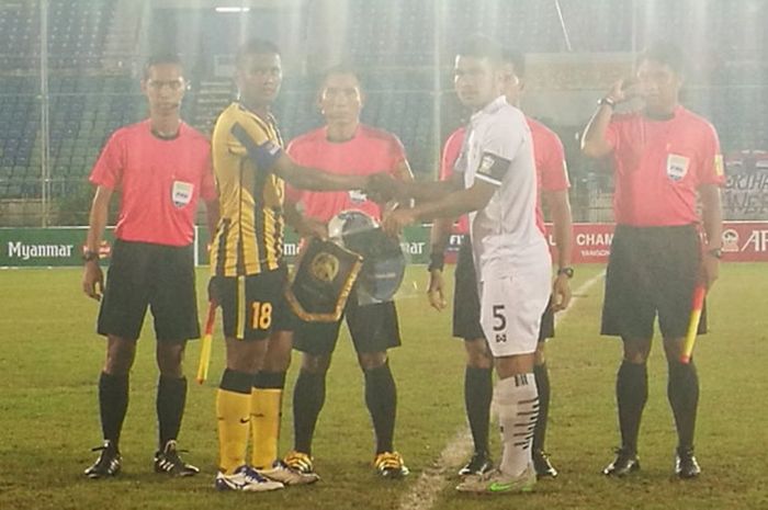 Kapten timnas U-19 Thailand, Kritsada Kaman (kaus putih) bersalaman dengan kapten timnas U-19 Malaysia, Muhammad Syaiful Alisa jelang laga final Piala AFF U-18 2017 di Stadion Thuwunna, Yangon, Myanmar, Minggu (17/9/2017) malam. 