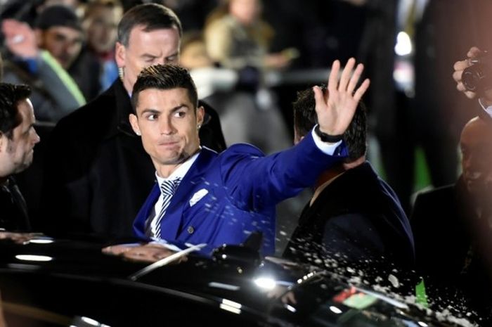 Megabintang Real Madrid, Cristiano Ronaldo, meninggalkan Zurich, Swiss, 9 Januari 2017, setelah meraih penghargaan Pemain Pria Terbaik FIFA 2016.