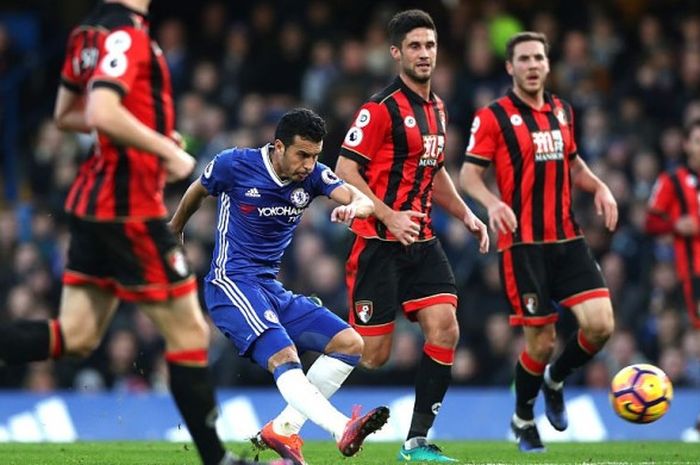 Pe,aim Chelsea, Pedro Rodriguez, melepaskan tembakan ke gawang Bournemouth dalam laga Premier League di Stamford Bridge, Senin (26/12/2016)