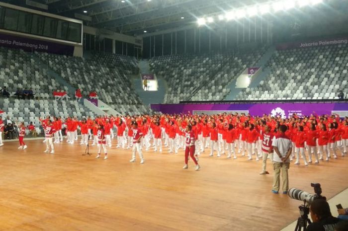 Kontingen Indonesia untuk Asian Games 2018 diajari gerakan flash mob sebelum acara pengukuhan, di Istora Senayan, Jakarta, Minggu (5/8/2018).