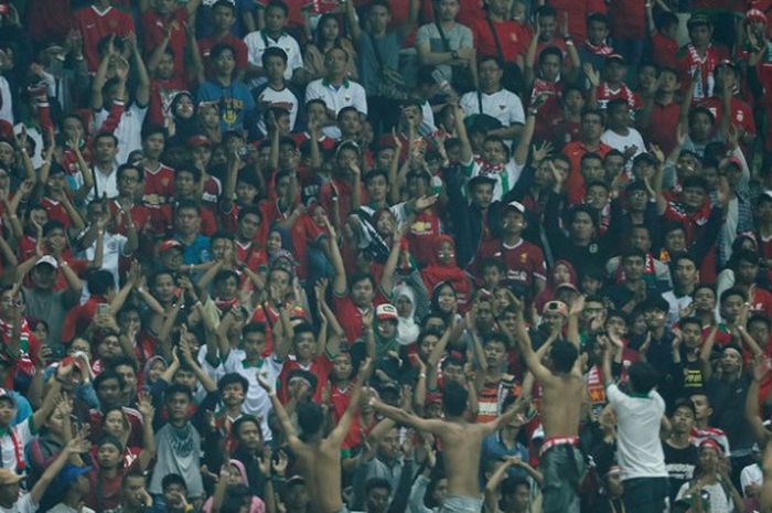 Euforia suporter saat mendukung tim nasional U-19 Indonesia dalam laga persahabatan melawan Thailand di Stadion Wibawa Mukti, Cikarang, Minggu (8/10/2017). 