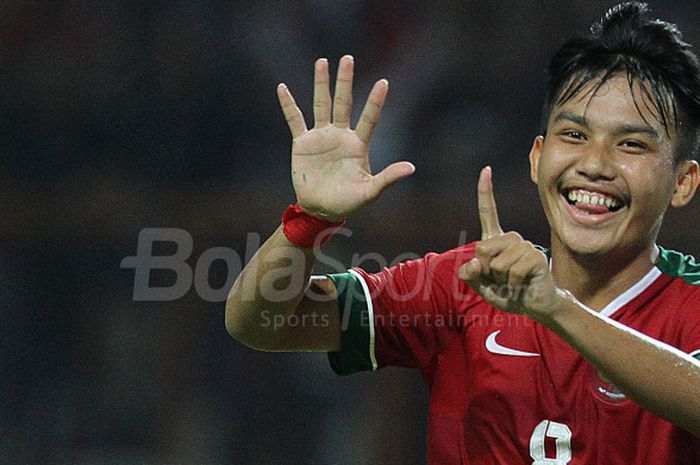 Selebrasi pemain tim nasional U-19 Indonesia, Witan Sulaeman, seusai mencetak gol ke gawang Thailand pada Minggu (8/10/2017). 