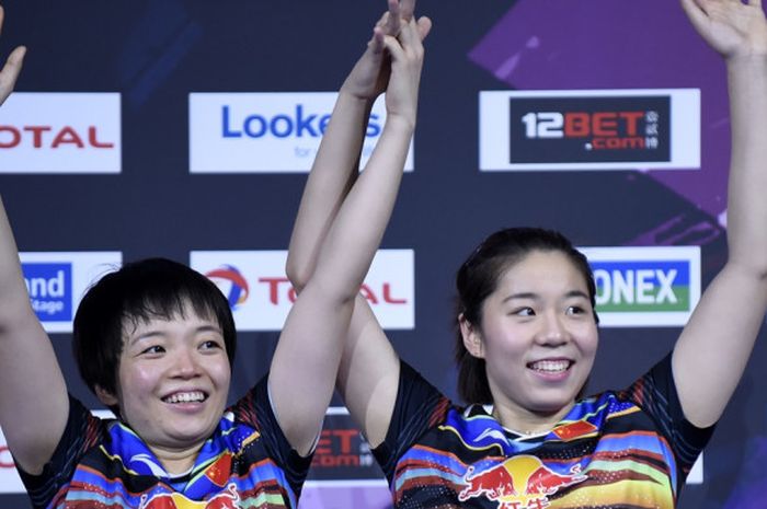 Pasangan ganda putri China, Chen Qingchen (kiri)/Jia Yifan, melakukan selebrasi di atas podium kampiun seusai memenangi laga final Kejuaraan Dunia Bulu Tangkis 2017 atas Yuki Fukushima/Sayaka Hirota (Jepang) di Emirates Arena, Glasgow, Skotlandia, Minggu (27/8/2017).