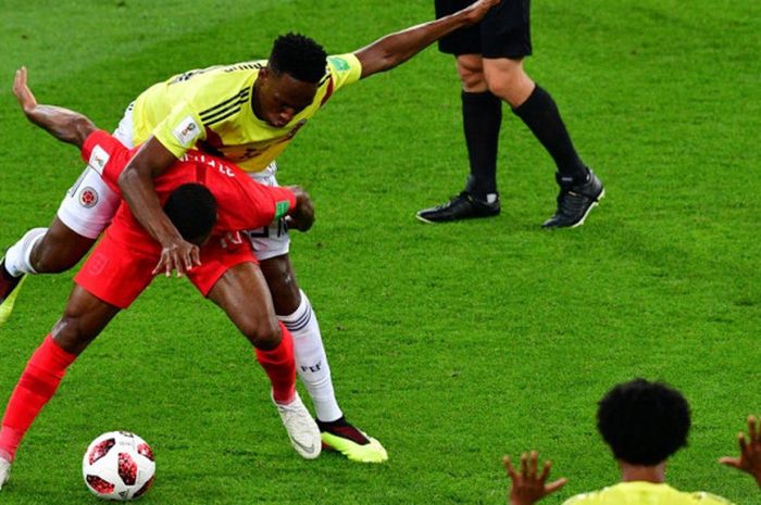   Perebutan bola antara Yerry Mina dan Raheem Sterling pada pertandingan Kolombia melawan Inggris babak 16 besar Piala Dunia 2018 di Otkrytiye Arena, Selasa (3/7/2018) waktu setempat.  