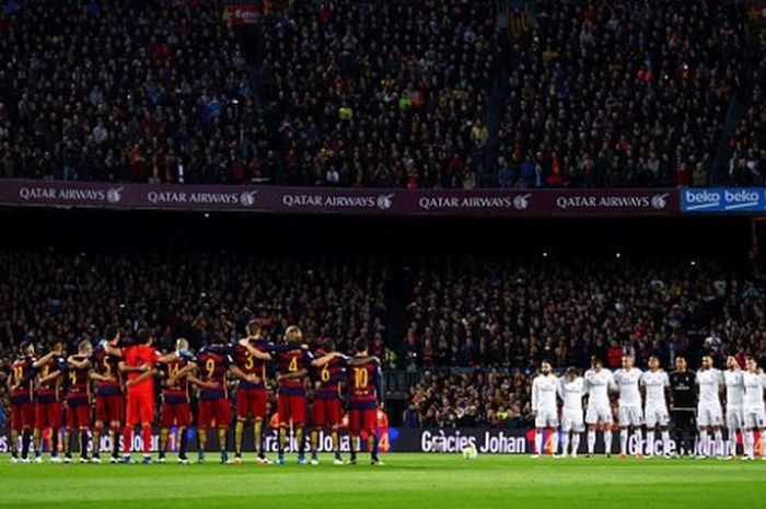 Para pemain FC Barcelona dan Real Madrid mengheningkan cipta untuk Johan Cruyff sebelum melakoni pertandingan La Liga di Camp Nou, Barcelona, Spanyol, 2 April 2016.