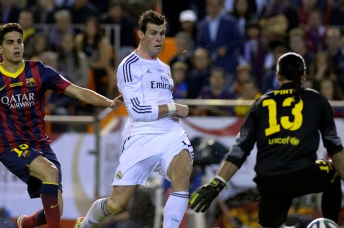 Aksi Gareth Bale (tengah) saat mencetak gol untuk Real Madrid ke gawang Barcelona dalam partai Copa del Rey di Mestalla, Valencia, 16 April 2014.