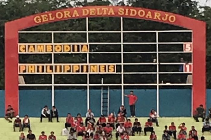 Papan skor Stadion Gelora Delta, Sidoarjo pada laga timnas U-16 Kamboja kontra timnas U-16 Filpina, 31 Juli 2018. 
