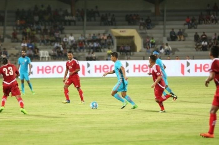 Pemain India (biru) menguasai bola dengan pengawasan ketat pilar Nepal pada uji coba internasional di Mumbai Football Arena, Selasa (6/6/2017) malam. 