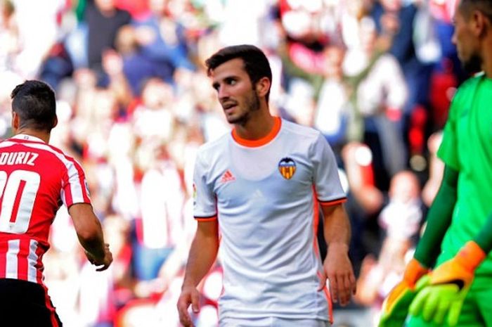 Bek Valencia, Jose Gaya (tengah) dan kiper Diego Alves (kanan) , menunjukkan ekspresi lesu setelah striker Athletic Bilbao, Aritz Aduriz, mencetak gol buat timnya dalam partai La Liga di San Mames, Bilbao, 18 September 2016.