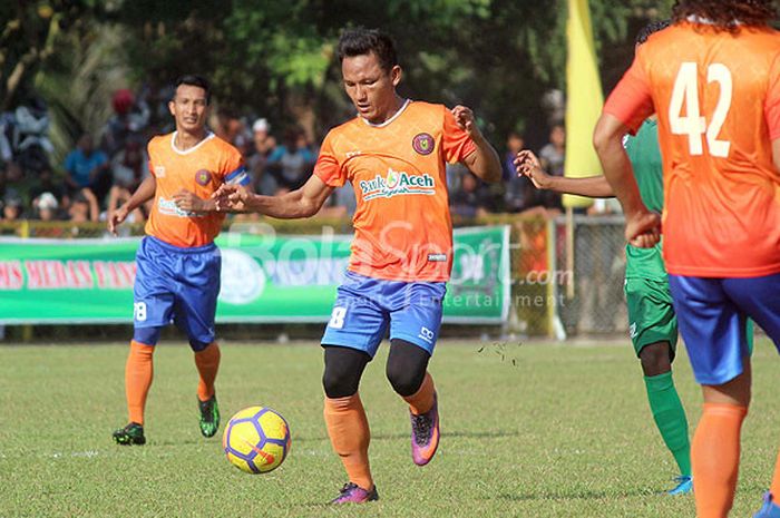 Aksi pemain Persira Banda Aceh saat menghadapi PSMS Medan dalam laga uji coba di lapangan Inalum, Batubara, Selasa (30/1/2018).