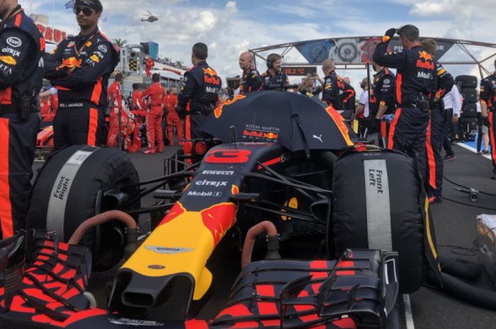 Kru mekanik Red Bull Racing menyiapkan mobil Daniel Ricciardo menjelang balapan GP Prancis yang berlangsung di Sirkuit Paul Ricard, Prancis, Minggu (24/6/2018).